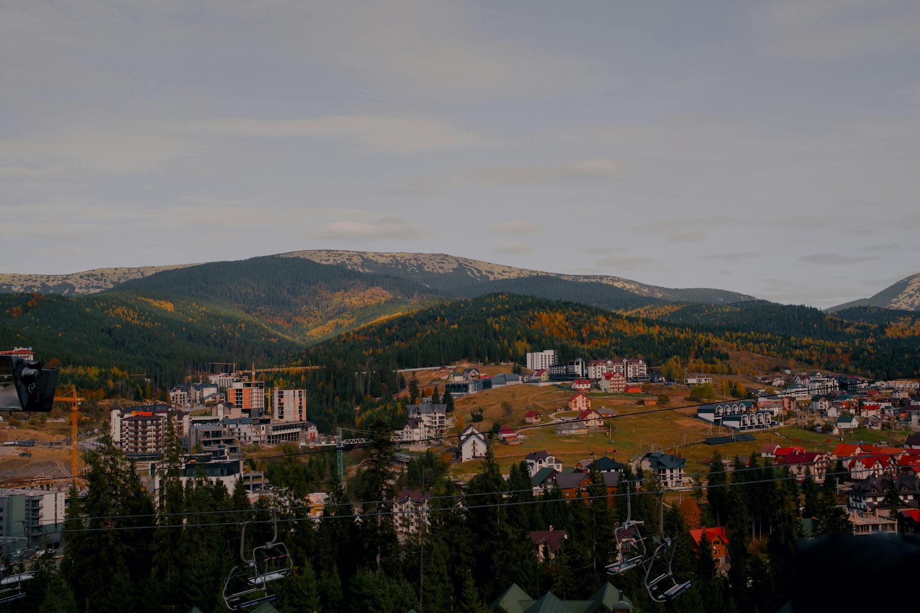 Autobus jadący zimową drogą w kierunku górskich szczytów