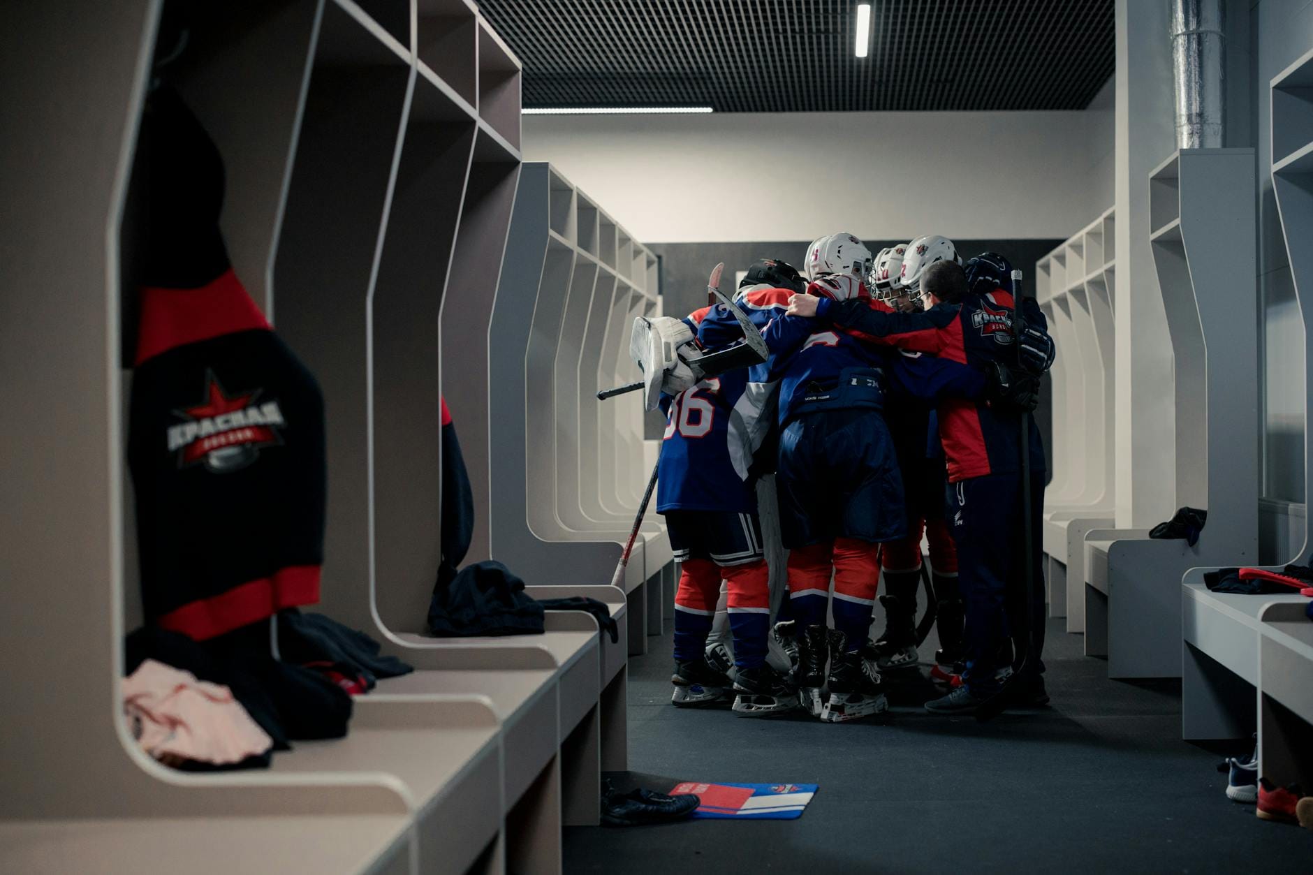 Drużyna hokejowa w szatni motywuje się przed wspólną grą