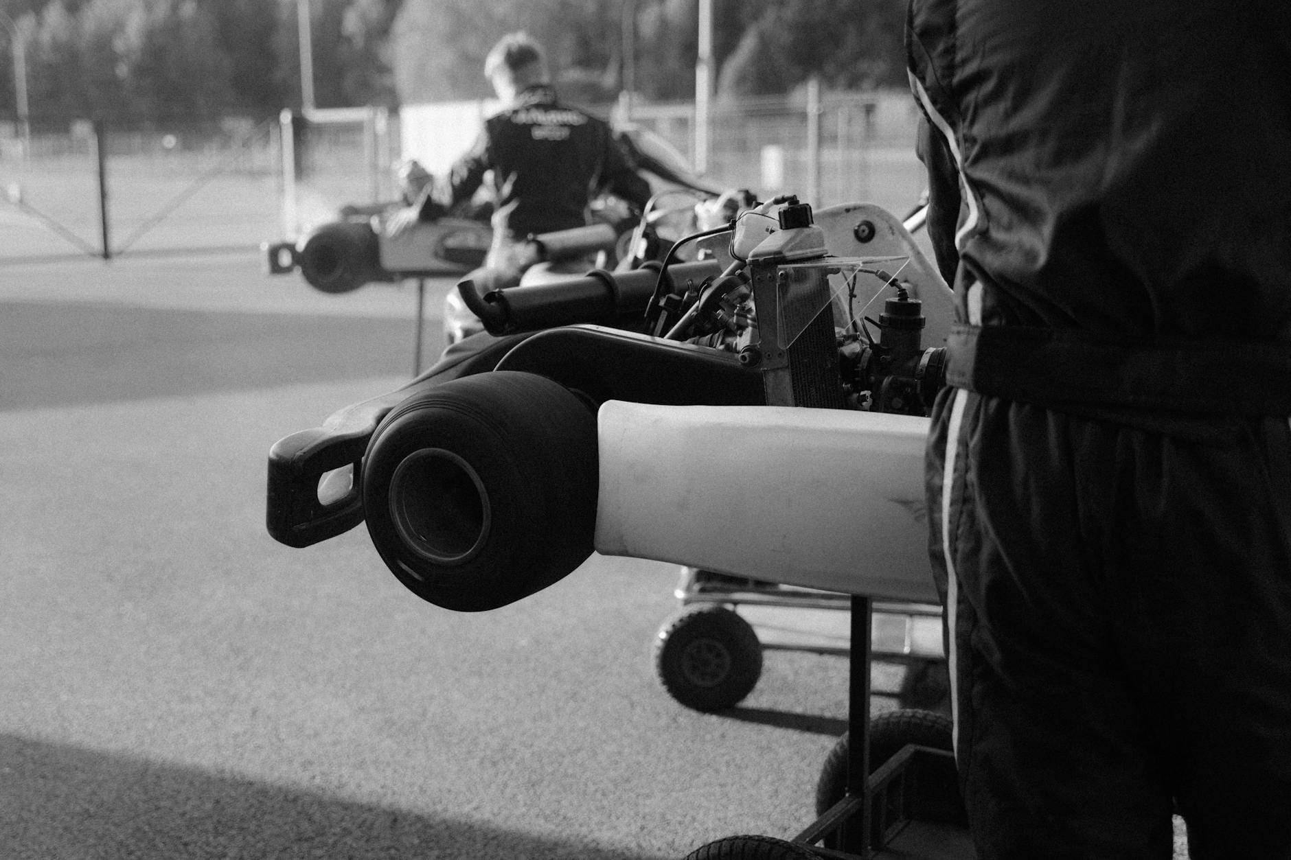 Kierowcy przygotowują gokarty do wyścigu na torze Kierowcy przygotowują gokarty do wyścigu na torze