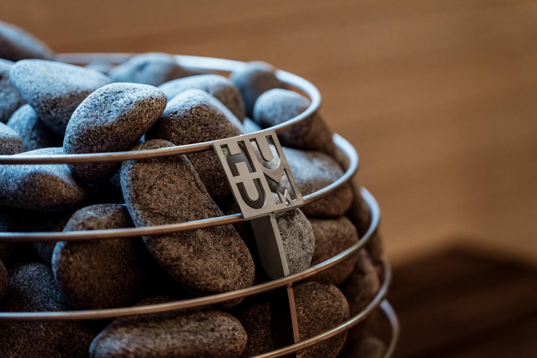 Nowoczesny piec do sauny fińskiej wypełniony kamieniami