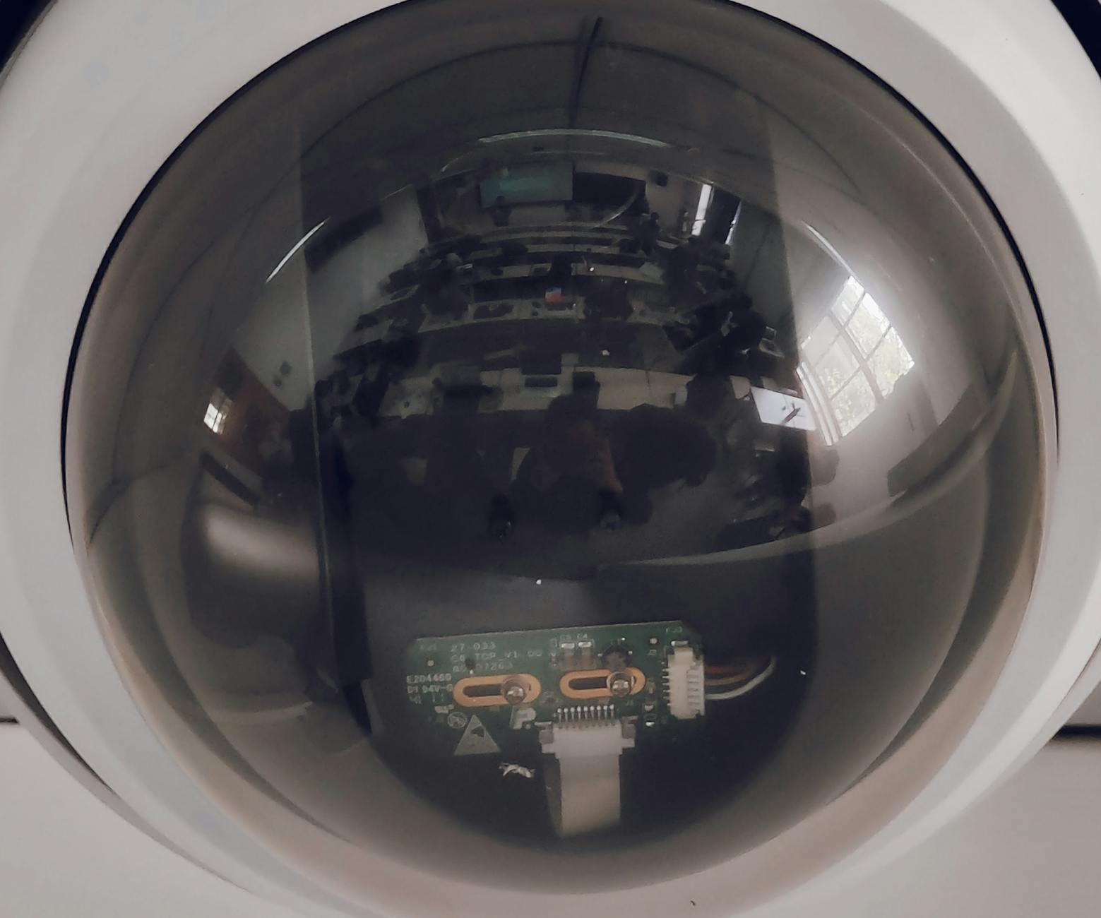 Monitoring, mikrofony, kamery: jak działają systemy nadzoru bezpieczeństwa w escape roomach Zbliżenie kopułkowej kamery monitoringu wewnątrz escape roomu