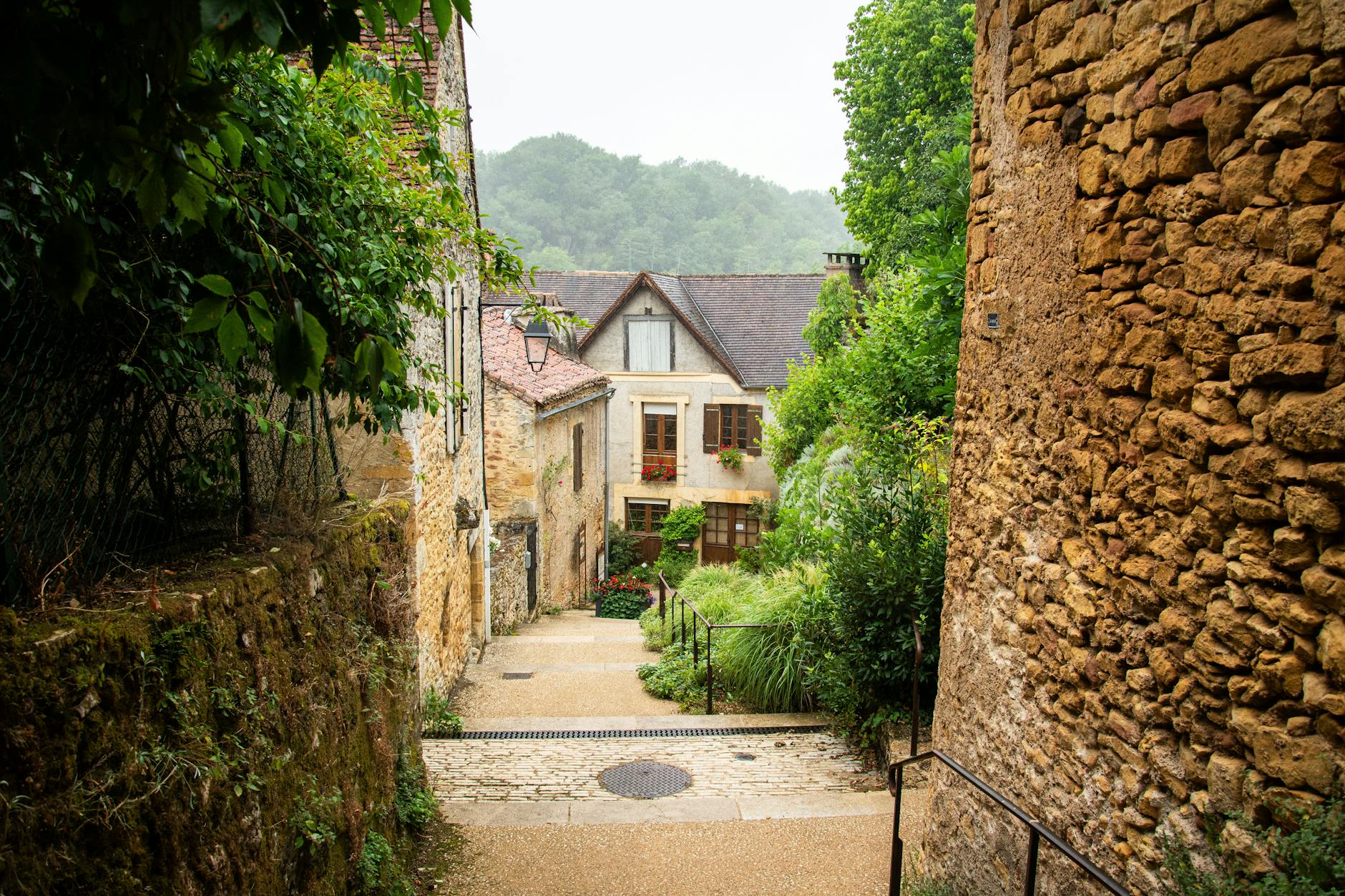 Wąska brukowana uliczka w kamiennej wiosce w Nowej Akwitanii