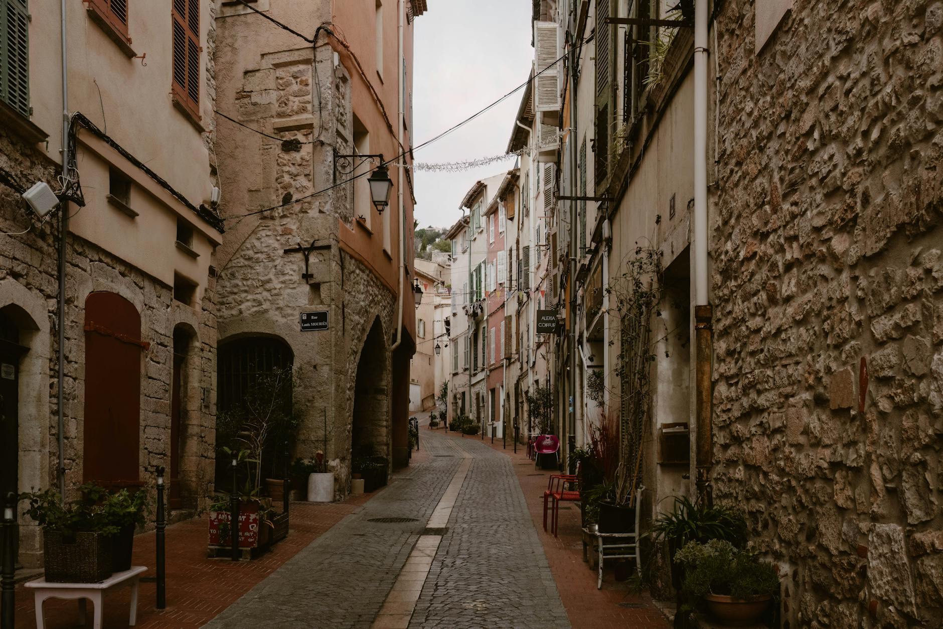 Wąska brukowana uliczka w Le Revest-les-Eaux z kamiennymi domami