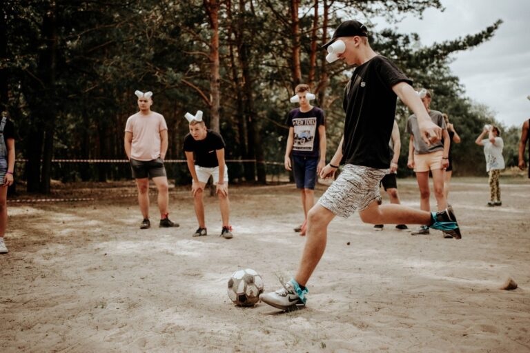 Duża grupa 6-8 osób w jednym pokoju: jak uniknąć chaosu i bezczynności graczy