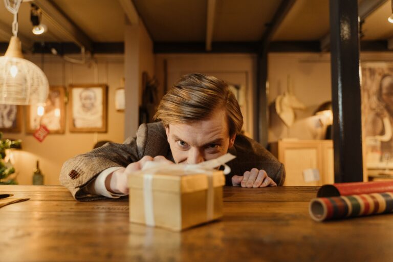 Jak ukryć prezent urodzinowy wewnątrz escape roomu: poradnik organizacyjny